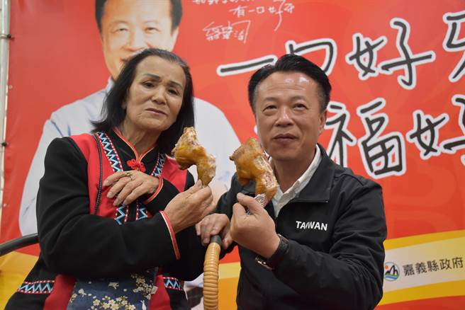 嘉义县2019年4月1日启动「65岁以上长者及55 岁以上原住民」乐龄活动假牙补助计画，现在已经破1万人完成装置，14日为展现假牙装设成果，县府卫生局邀请装假牙的长辈大口吃鸡腿。（吕妍庭摄）