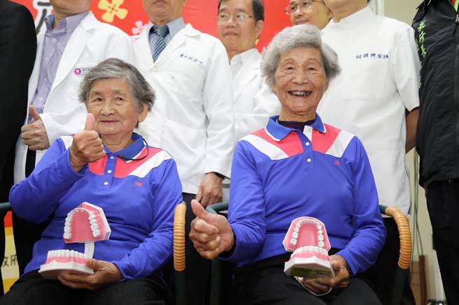 嘉义县2019年4月1日启动「65岁以上长者及55 岁以上原住民」乐龄活动假牙补助计画，现在已经破1万人完成装置。（嘉义县政府提供∕ 吕妍庭嘉义传真）