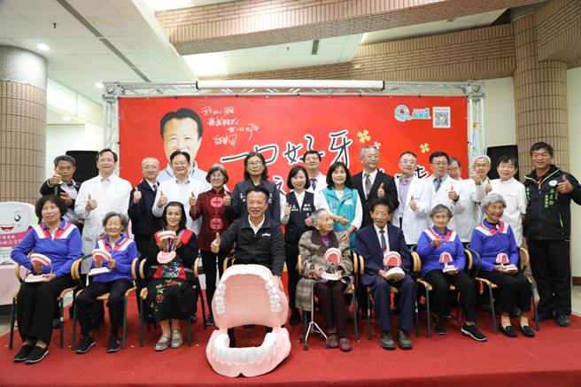 嘉义县2019年4月1日启动「65岁以上长者及55 岁以上原住民」乐龄活动假牙补助计画，现在已经破1万人完成装置。（嘉义县政府提供∕ 吕妍庭嘉义传真）