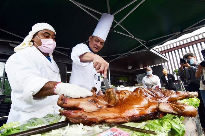 台東縣政府舉辦台東生鮮豬肉嘉年華，現場用台東豬肉現烤乳豬，令人垂涎。（莊哲權攝）