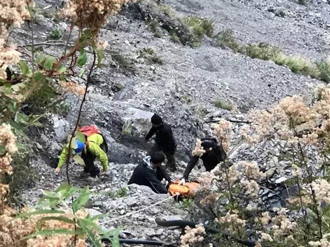 能高越岭道10日才传出坠谷意外，天池山庄协作人员骑乘机车运补时坠谷不幸身亡。（民眾提供／黄立杰南投传真）