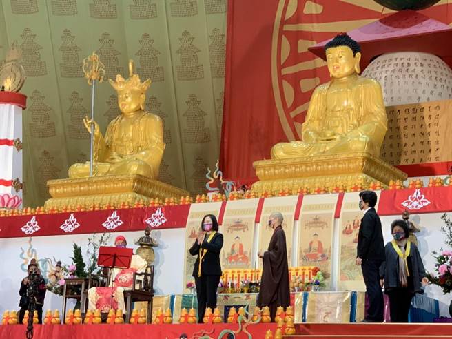 蔡英文总统14日晚间偕同监察院长陈菊、桃园市长郑文灿及立法院秘书长林志嘉一同出席灵鹫山第27届水陆空大法会。（姜霏摄）