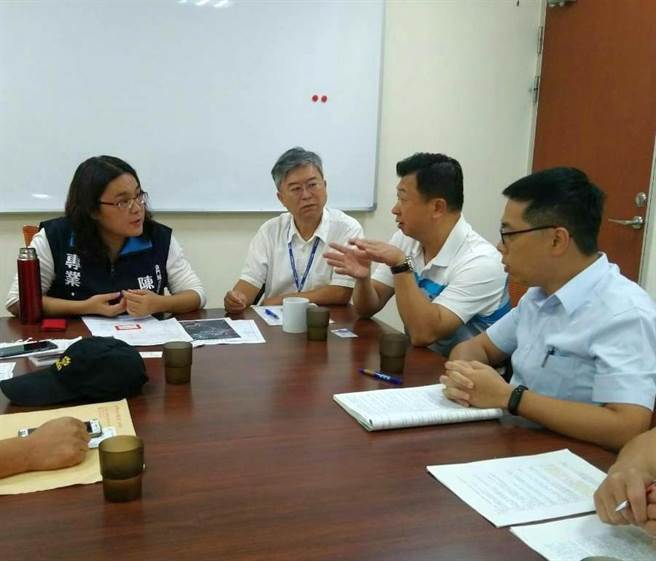 陈玉珍（中）召集家属及军方多次协调，厘清事实真相。（立委陈玉珍办公室提供）