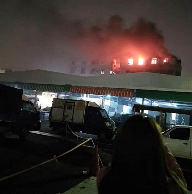 台南民宅恶火延烧 警消动员50人全力抢救（图／台南爆料公社）