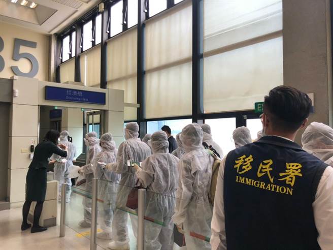 移民署14日遣送342名越南籍受收容人。（图：移民署提供）