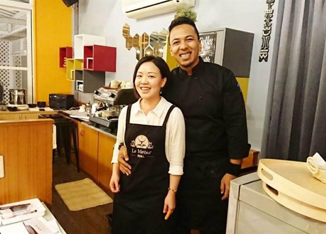 埔里土生土长的陈姿叡与马达加斯加岛住民狄禄及谱出异国之恋，经过职训后开餐馆，料理爱之味。（劳动力发展署中彰投分署提供／卢金足台中传真）