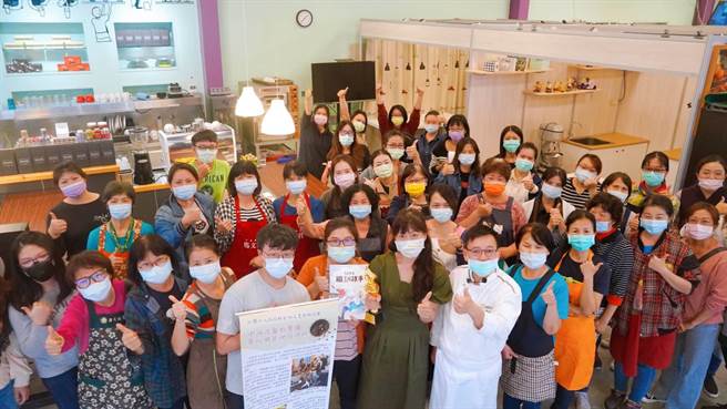 劳动力发展署中彰投分署培训单位手持优胜奖杯，与努力的学员欣喜获肯定。（劳动力发展署中彰投分署提供／卢金足台中传真）