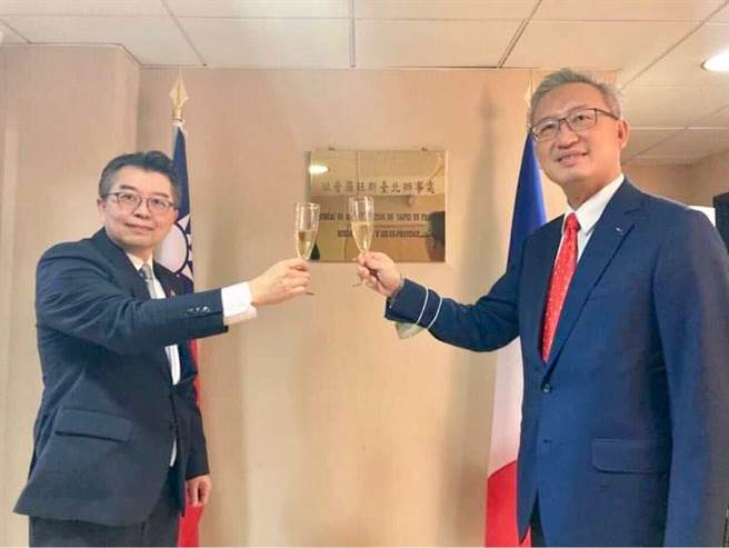 驻法国代表吴志中（右）及驻普罗旺斯办事处处长辛继志（左）共同举杯祝贺(外交部提供)