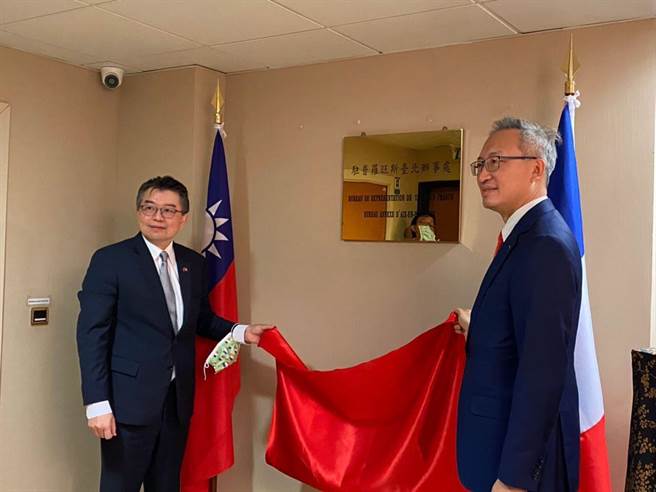 驻法国代表吴志中（右）及驻普罗旺斯办事处处长辛继志（左）共同揭牌(外交部提供)