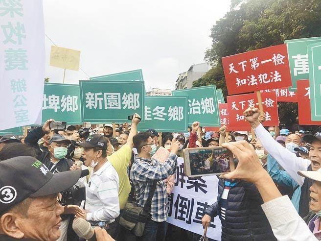 蘇震清支持者日前到台北看守所聲援，要求蘇震清保重身體，不要再絕食。（蔡雯如攝）
