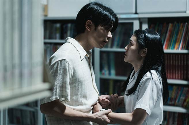 姚淳耀（左）在《返校》饰演的沈华老师被李玲苇看穿真面目后，失去理智。（公视提供）