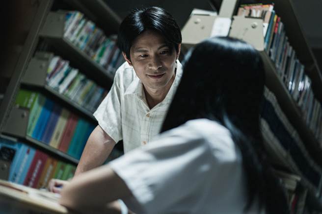 姚淳耀（左）在《返校》饰演的沈华老师常单独约李玲苇到图书馆写诗。（公视提供）