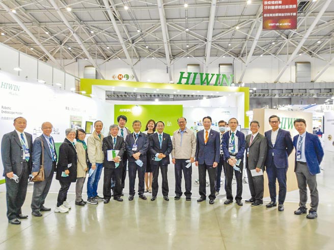上银展出首支MIT内视镜扶持机器手臂，吸引马偕医院高层参观，并与上银集团总裁卓永财（前排右六）、董事长卓文恒（前排右五）等人合影。图／业者提供