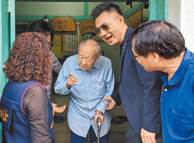 國民黨主席江啟臣（右）13日到屏東頒發榮譽狀給105歲的資演黨員金英（左）。金英跟江說，「最難過的事是中天被關台。」（潘建志攝）