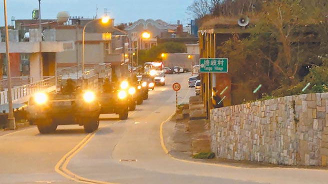 马防部日前进行CM21甲车夜间机动演练，模拟在共军进行对马祖登陆作战时，甲车载运官兵到坑道保存战力，待命反击。（吕昭隆摄）