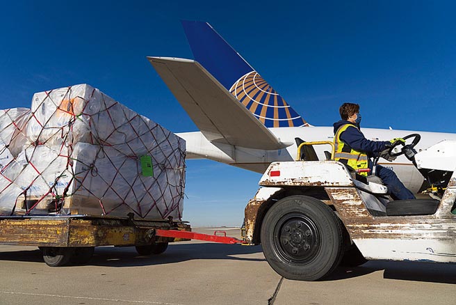 美国最快13日开始分发各州辉瑞疫苗。图为辉瑞疫苗上机运送。（路透）