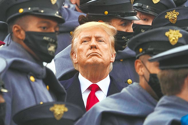 美媒报导，拜登上台第一天就准备签署行政命令，推翻川普一系列退群决定，重新加入《巴黎协定》、重返WHO。图为美国总统川普。（美联社）