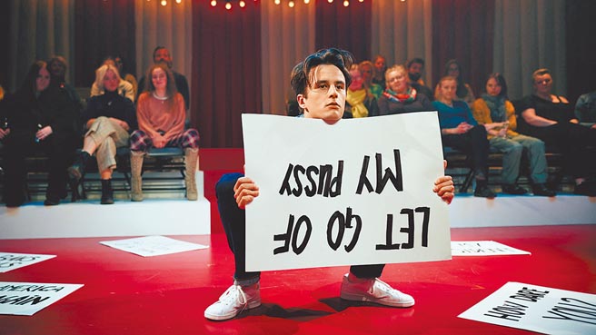 莎士比亚的妹妹们的剧团作品，搬演诺贝尔文学奖得主叶利尼克剧作《人民之王》，从美国总统川普的选举乱象，探讨民主之美与民主之恶。图为在丹麦演出的版本。（莎士比亚的妹妹们的剧团提供）