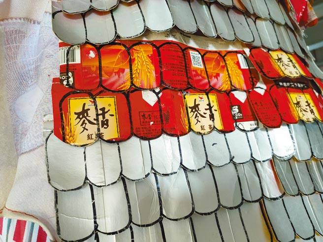每一件战袍都是志工伙伴们发挥巧思打造，志工们只要到了比赛前夕，走在路上看到瓶装水、铝箔包，任何回收物，都会想捡回家，想想看到底还有什么可以变化。（吴建辉摄）