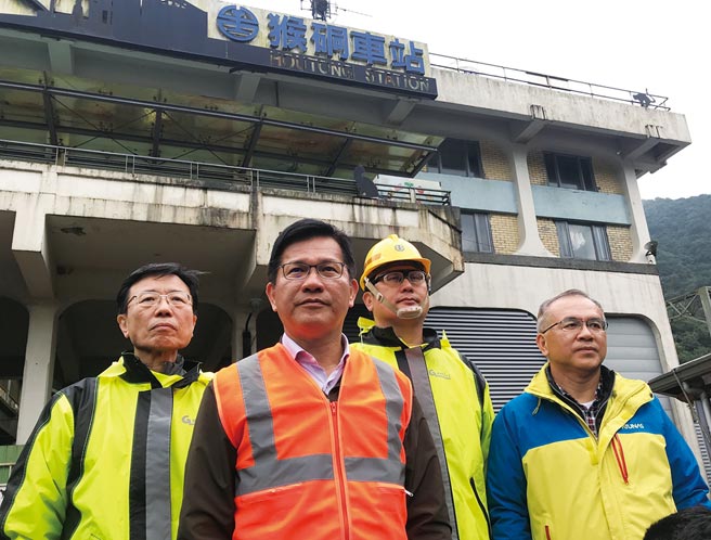 交通部长林佳龙（左二）拍板定案国道1号林口交流道改善工程方案。（本报资料照片）