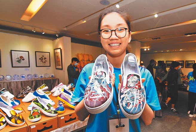 高二学生管若琳的布鞋彩绘作品「龙争虎斗」，笔法细腻，令人惊艳。（庄哲权摄）