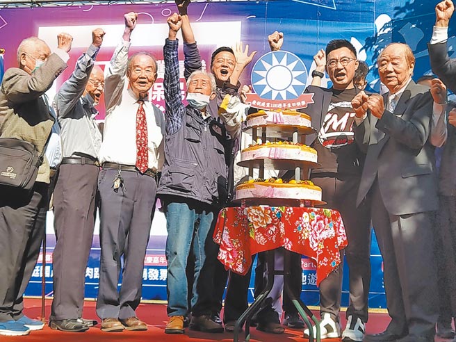 中國國民黨主席江啟臣等人與資深國民黨員一同切蛋糕慶賀126周年黨慶。（林雅惠攝）