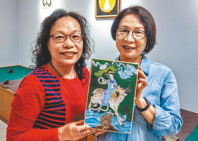 凤山社大漆线雕课程老师杨琇文（左）积极传艺，学员洪玉珠（右）精心创作的珠宝盒作品「何仙姑」。（袁庭尧摄）