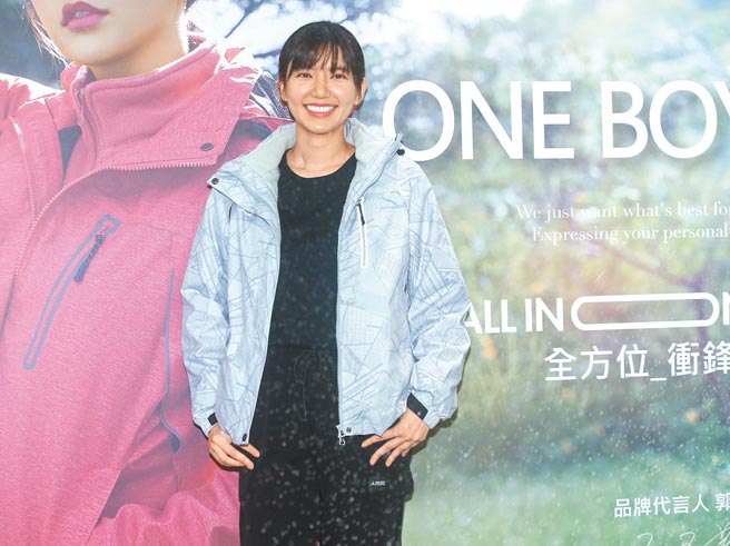 郭雪芙昨为服饰品牌担任一日店长，现场的人工雪花让她超开心。（粘耿豪摄）