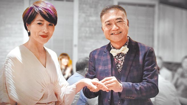 何启圣（右）8日低调和爱妻Grace在金门登记结婚。（北投映像电影提供）