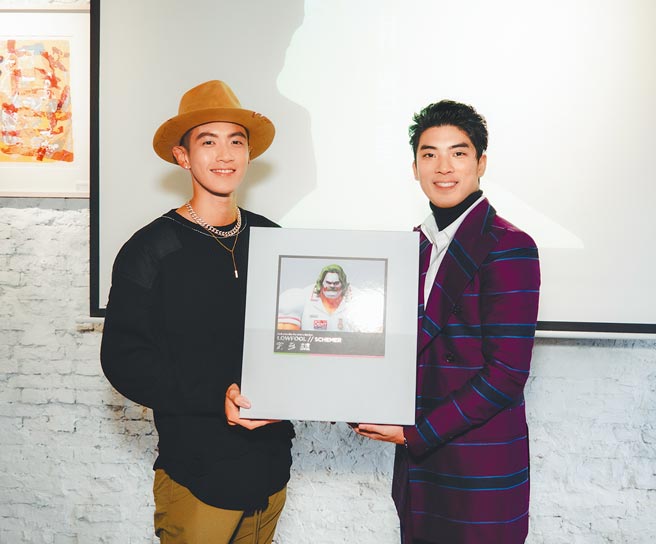 柯震东（左）昨惊喜现身林哲熹生日见面会。（大玺影艺提供）