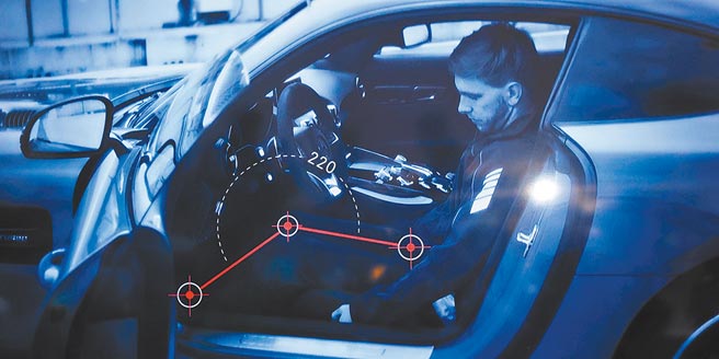 驾驶坐姿前后调整。（图/疯得雄提供）