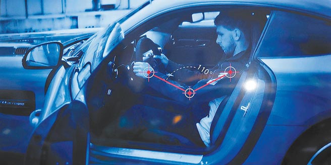 驾驶坐姿手部调整。（图/疯得雄提供）