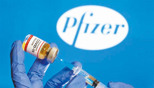 虽然在受测中出现医护人员过敏现象，美国食品药品监督管理局谘询委员会仍通过投票，建议FDA授权辉瑞疫苗紧急使用。（路透）