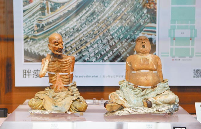 台南學甲慈濟宮的國寶級文物──葉王交趾陶之「胖瘦羅漢」。（記者林誌鈺攝）