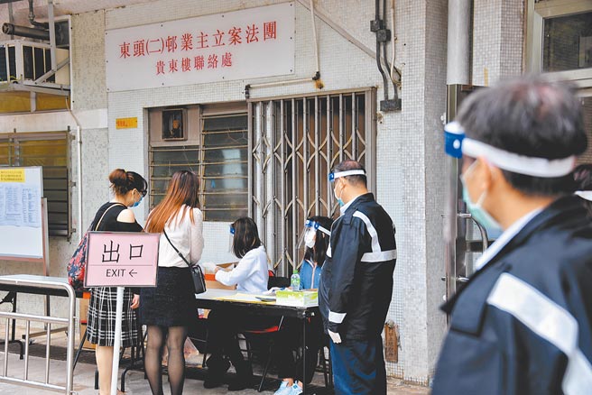 12月13日，香港卫生防护中心向确诊者居住社区的居民派发病毒检测样本瓶。（中新社）