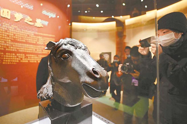 近日，流失160年的馬首銅像回到圓明園，在正覺寺內展出。（武亦彬攝）