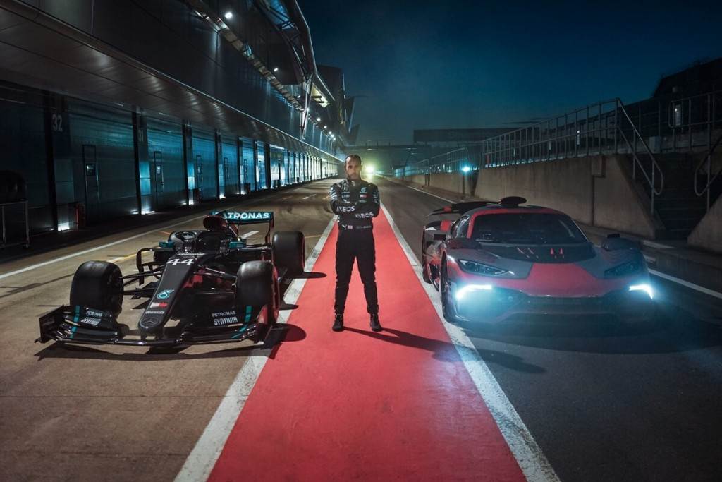 Lewis Hamilton「下班後」不得閒！與Mercedes-AMG Project ONE共度美好時光