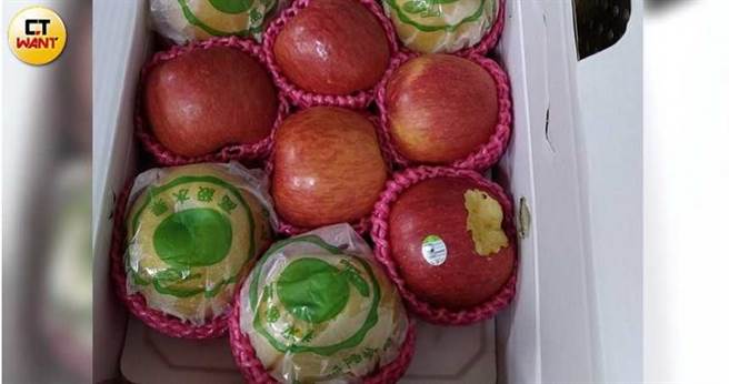 今年中秋节前夕空军官校致赠给苏家一个水果礼盒，但里头竟出现一颗遭老鼠啃咬过的苹果，让家属痛批军方简直太没良心。（图／读者提供）