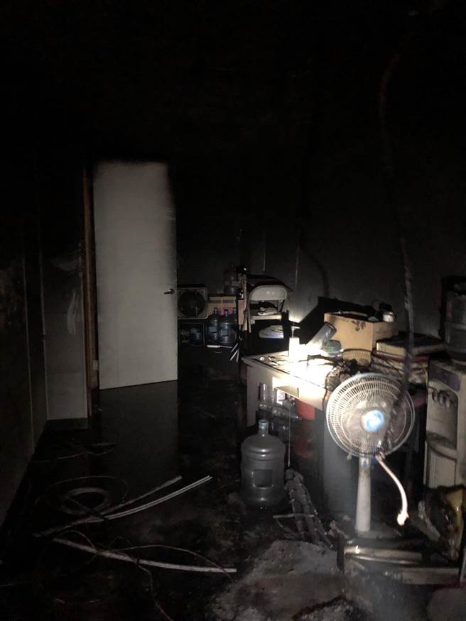 高雄大顺三路一处透天厝传出火警。（林宏聪翻摄）