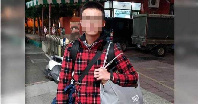 年仅22岁的苏威宇自小憧憬加入空军，入伍前还拍下帅气照片，岂料一年后却成为植物人。（图／读者提供）