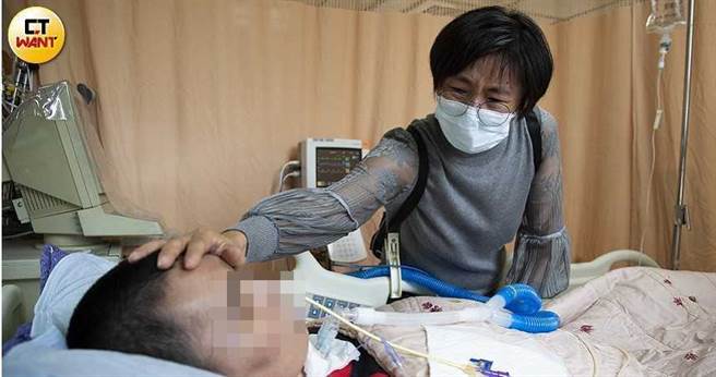 苏威宇昏迷近一年，丝毫未见起色，苏母放弃工作每天到病榻前陪儿子说话，希望奇蹟出现。（图／黄威彬摄）