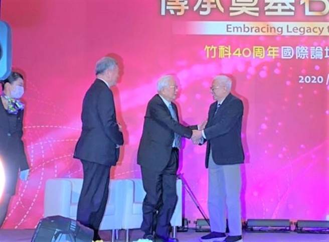 联电荣誉董事长曹兴诚（右一）上台致词前，先与台积电创办人张忠谋（右二）握手致意，张忠谋也立即起身回礼。（庄旻静摄）