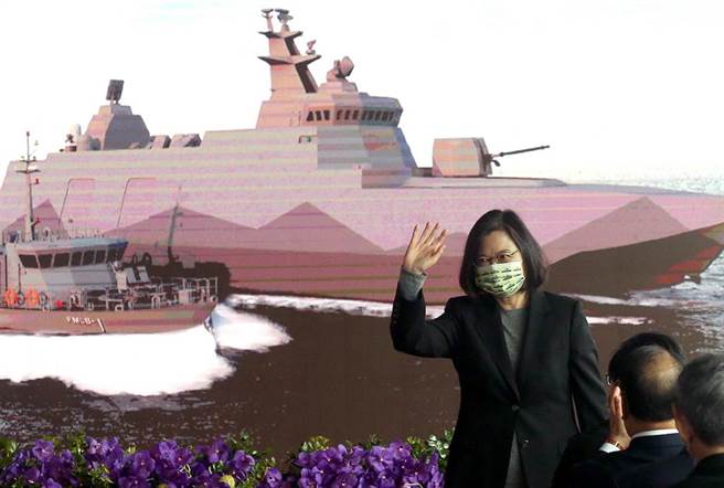 蔡英文總統今日到宜蘭縣蘇澳港區的龍德造船廠六廠出席「高效能艦艇後續艦首艦命名、下水暨快速布雷艇首艇交艇典禮」。（趙雙傑攝）