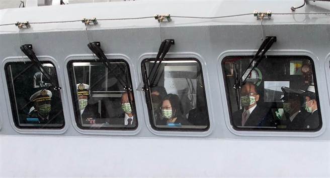 蔡英文到快速布雷艇上視察。（趙雙傑攝）