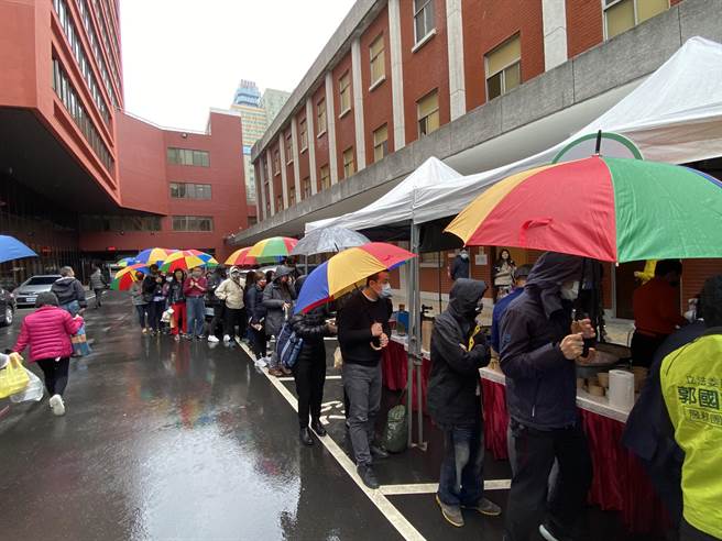 民进党立委郭国文办公室今天举办「台南麻油好食祭」活动，推广台南在地麻油，现场民眾络绎不绝。（李柏澔摄）