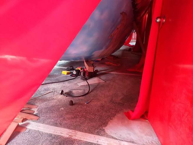 高雄市茄萣區萬福宮15日上午在移動王船時，有一名男子被壓在船下，經送醫，傷重不治。（翻攝照片／林瑞益高雄傳真）
