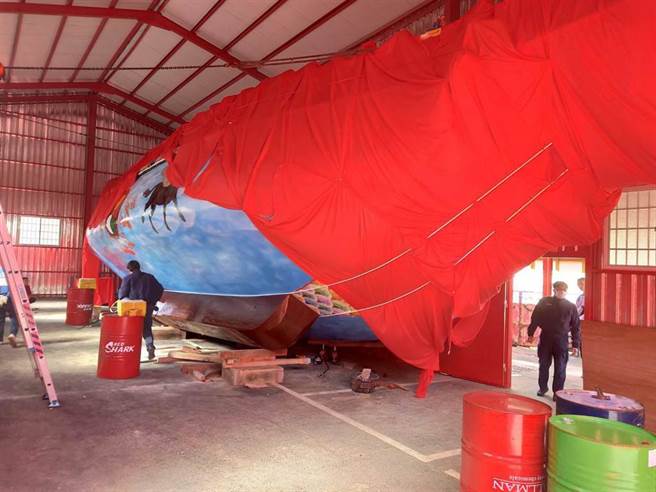 高雄市茄萣區萬福宮15日上午在移動王船時，有一名男子被壓在船下，經送醫，傷重不治。警方到場調查。（翻攝照片／林瑞益高雄傳真）
