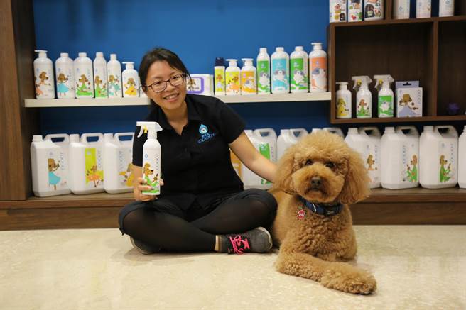 「臭味滾」艾穎實業總經理夏綾那（左）與愛犬。（艾穎實業提供）