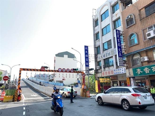 连结台南东区与北区的长荣路临时钢便桥，歷时一年多工程终于在15日通车。（李宜杰摄影）