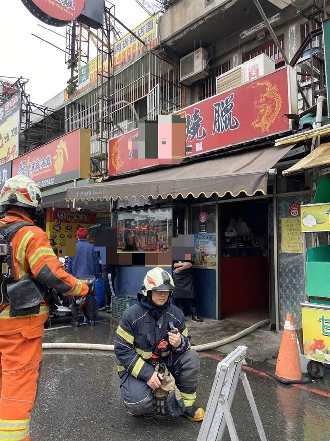 南崁某烧腊店不慎起火，女员工遭热油喷溅烧烫伤。（姜霏翻摄）